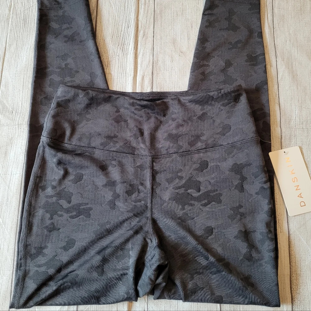 Danskin •Size Medium• Jacquard Camo Hi-Waist Leggings ☆New w/ Tag☆ - Picture 2 of 8